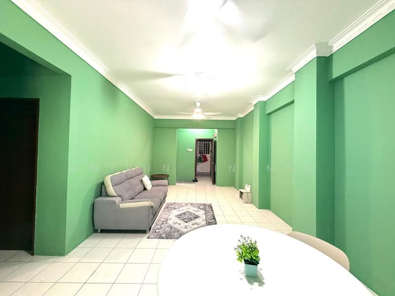 Pangsapuri untuk Dijual di Puncak Baiduri Apartment - Amirun Kinanah - Living Room - PropertyGuru.com.my