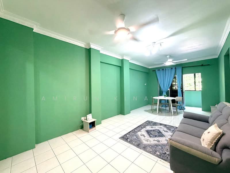 Pangsapuri untuk Dijual di Puncak Baiduri Apartment - Amirun Kinanah - Living Room - PropertyGuru.com.my