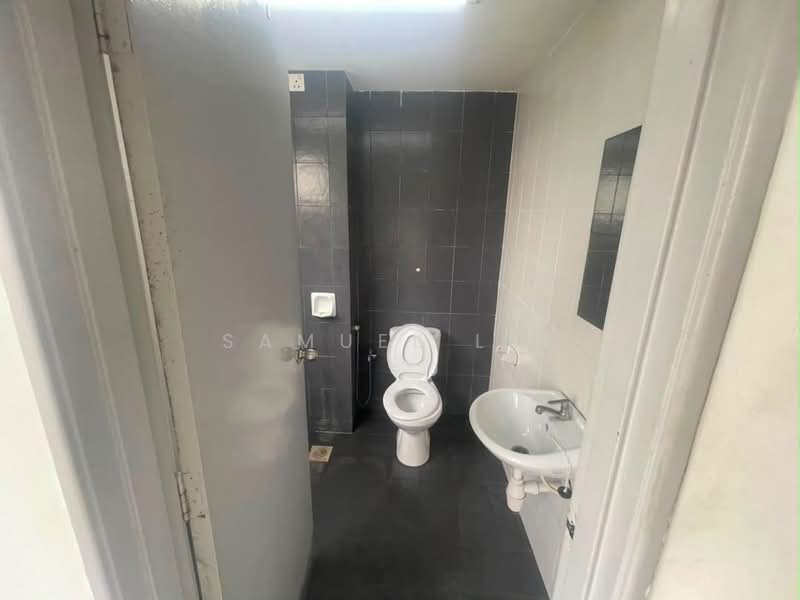 Condominium for Rent at Scott Towers @ Larkin JB - Samuel Lee - Bathroom - PropertyGuru.com.my