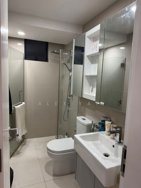 Kediaman Servis untuk Dijual di United Point (Residensi Berpadu) - Alex Yap - Bathroom - PropertyGuru.com.my