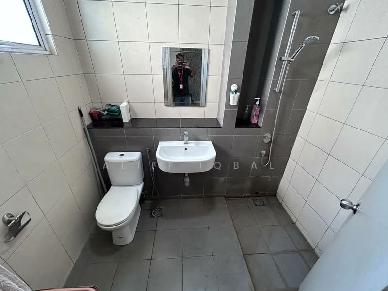 3-storey Terraced House for Sale in Taman Subang Mas (Subang Jaya) - Aliff Iqbal - Bathroom - PropertyGuru.com.my