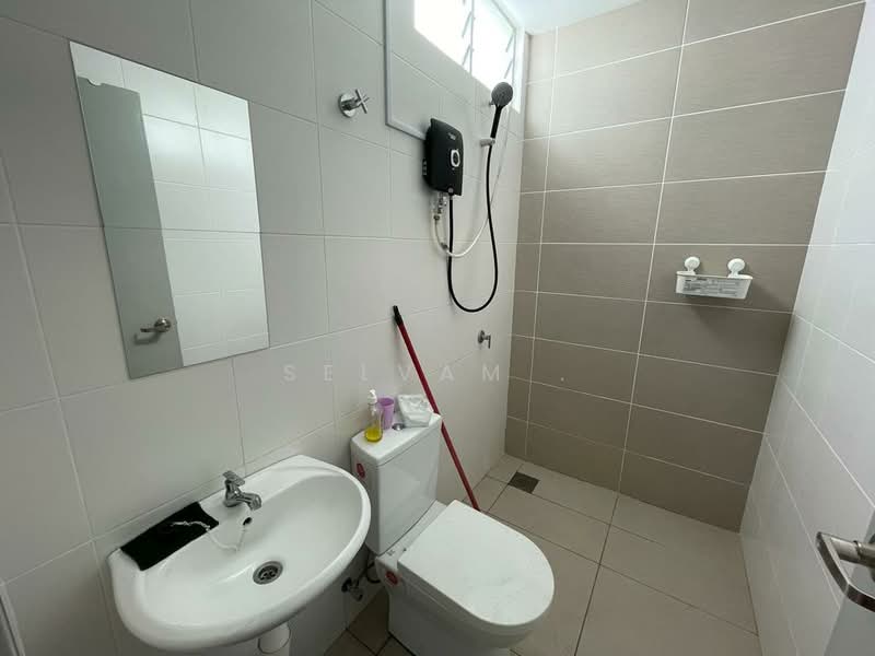 Rumah Bandar untuk Disewa di Dengkil (Selangor) - Selvam . - Master Bathroom - PropertyGuru.com.my