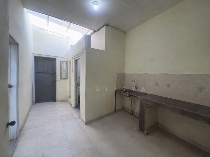 Rumah Teres untuk Disewa di Taman Bukit Dahlia (Pasir Gudang) - Nur Alisya - Kitchen - PropertyGuru.com.my