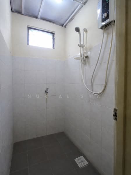 Rumah Teres untuk Disewa di Taman Bukit Dahlia (Pasir Gudang) - Nur Alisya - Bathroom - PropertyGuru.com.my