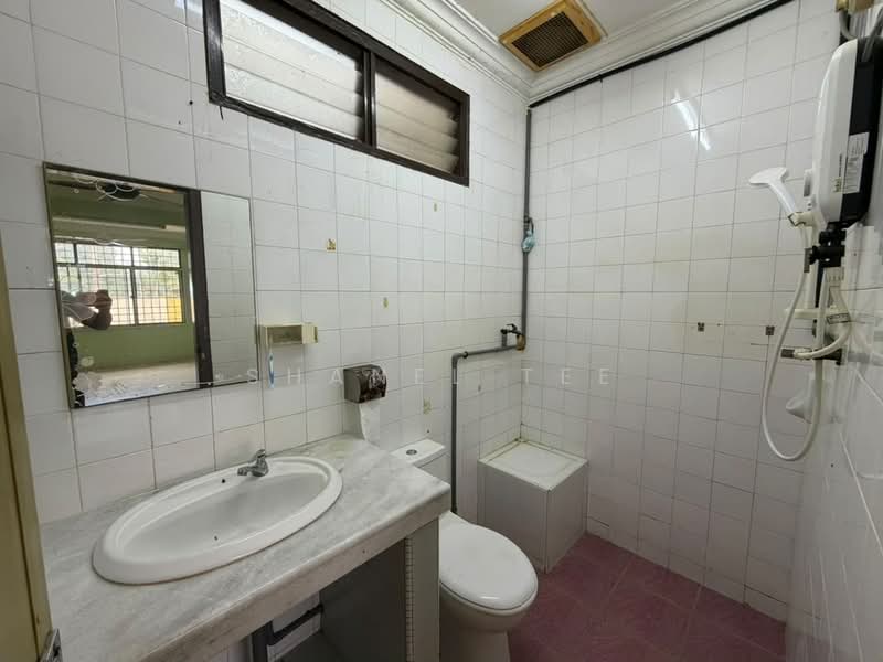 Semi-Detached House for Sale in Taman Matahari (Kluang) - Shanel Tee - Bathroom - PropertyGuru.com.my