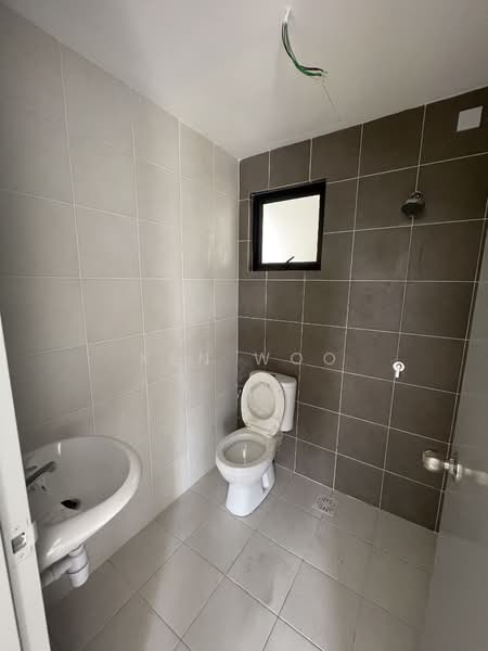 Kondominium untuk Dijual di Dezire Hill Residence - Ken Woo - Bathroom - PropertyGuru.com.my