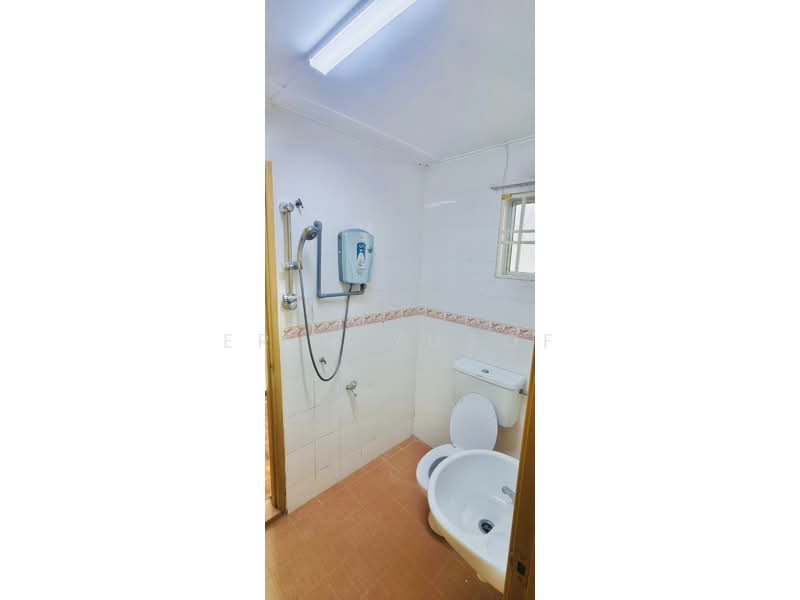 Rumah Teres untuk Disewa di Seksyen 32, Kemuning Green Ville (Shah Alam) - Erin Yusof - Bathroom - PropertyGuru.com.my