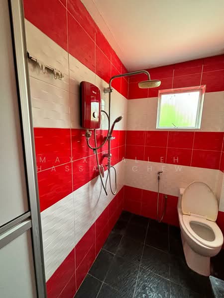 Terraced House for Sale in Lestari Putra (Seri Kembangan) - Maxx Salleh Hassan Chew - Bathroom - PropertyGuru.com.my