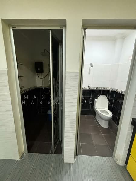 Terraced House for Sale in Lestari Putra (Seri Kembangan) - Maxx Salleh Hassan Chew - Bathroom - PropertyGuru.com.my