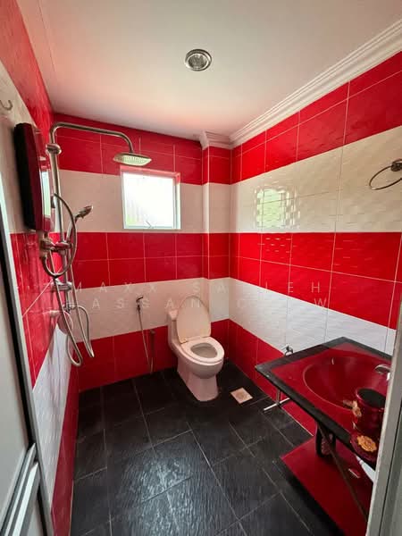 Terraced House for Sale in Lestari Putra (Seri Kembangan) - Maxx Salleh Hassan Chew - Bathroom - PropertyGuru.com.my