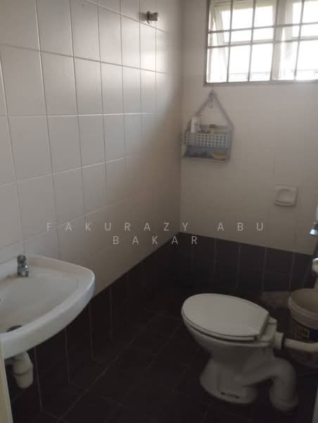 Rumah Berkembar untuk Dijual di Seksyen 7 (Shah Alam) - Fakurazy Abu Bakar - Bathroom - PropertyGuru.com.my
