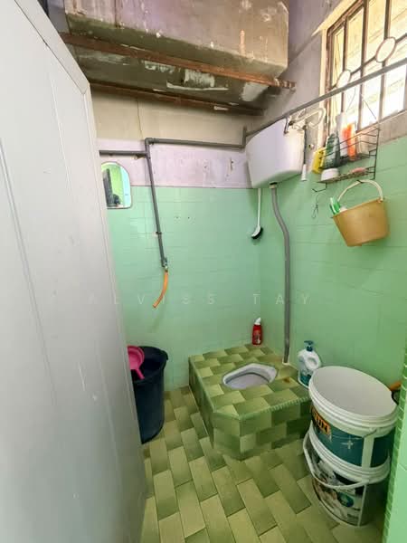 Flat for Sale at Flat Taman Ungku Tun Aminah - Alviss Tay - Bathroom - PropertyGuru.com.my