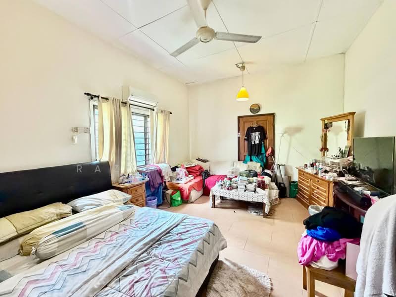 Bungalow House untuk Dijual di Kampung Tunku (Petaling Jaya) - Razlina Razali - Bedroom - PropertyGuru.com.my