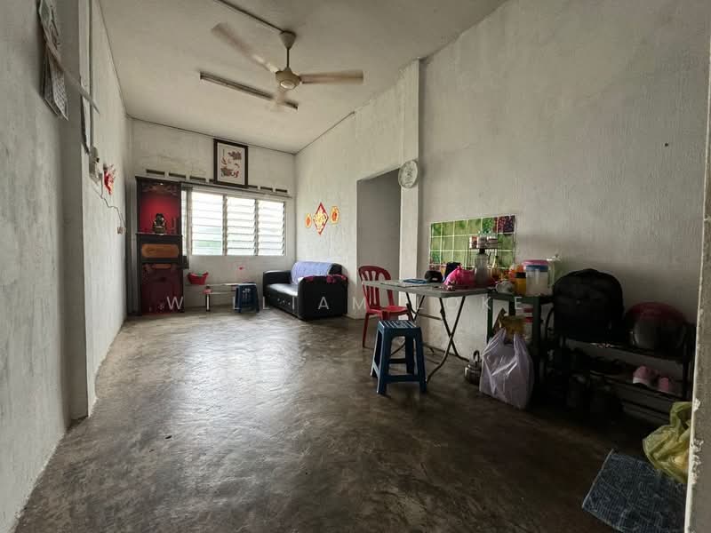 Rumah Flat untuk Dijual di Taman Pulai Utama - William Loke - Living Room - PropertyGuru.com.my