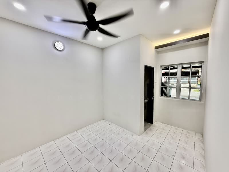 1-storey Terraced House for Sale in Taman Intan Perdana (Si Rusa) - Sharul Ansari - MASTER BEDROOM - PropertyGuru.com.my