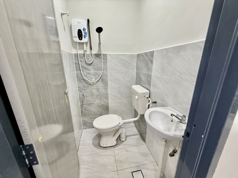 1-storey Terraced House for Sale in Taman Intan Perdana (Si Rusa) - Sharul Ansari - Master Bedroom Bathroom - PropertyGuru.com.my