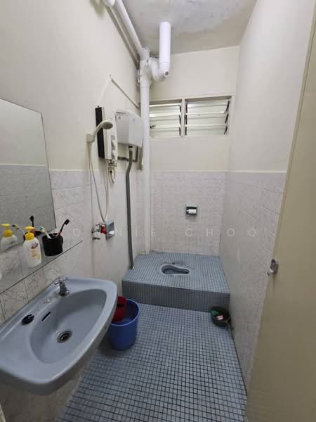 Pangsapuri untuk Dijual di Kuchai Entrepreneurs Park Apartment - Connie Choo - Bathroom - PropertyGuru.com.my
