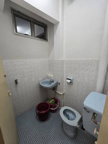 Pangsapuri untuk Dijual di Kuchai Entrepreneurs Park Apartment - Connie Choo - Bathroom - PropertyGuru.com.my