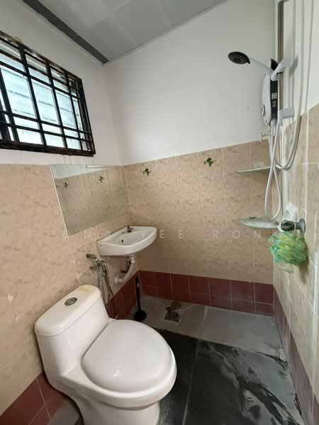 Rumah Teres 2-Tingkat untuk Disewa di Taman Putri Kulai (Kulai) - Fiona Yee Rong - Bathroom - PropertyGuru.com.my