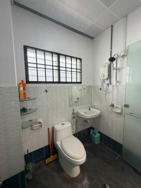Rumah Teres 2-Tingkat untuk Disewa di Taman Putri Kulai (Kulai) - Fiona Yee Rong - Bathroom - PropertyGuru.com.my