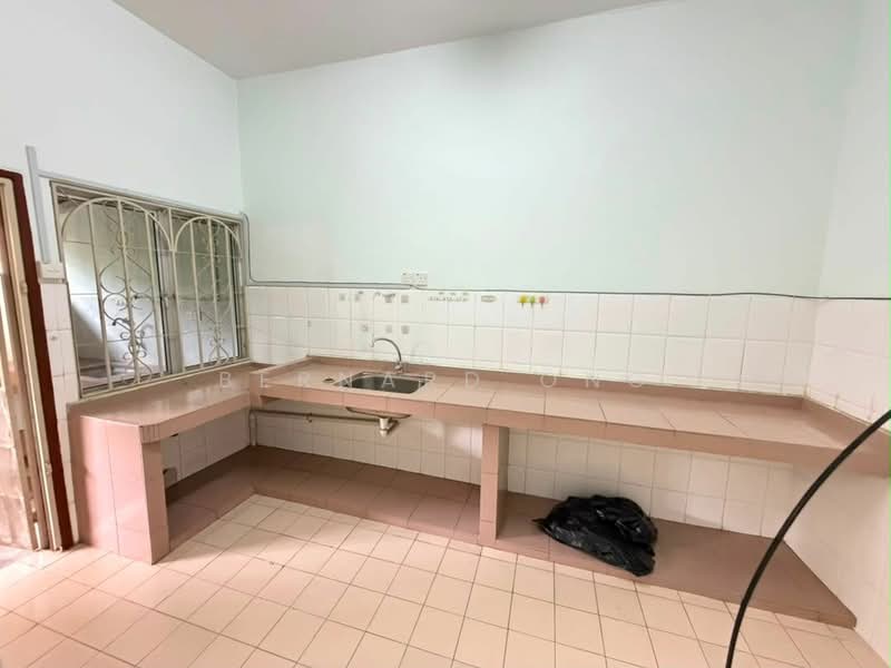 Rumah Teres 2-Tingkat untuk Dijual di Taman Sri Hijau (Rawang) - Bernard Ong - Kitchen - PropertyGuru.com.my
