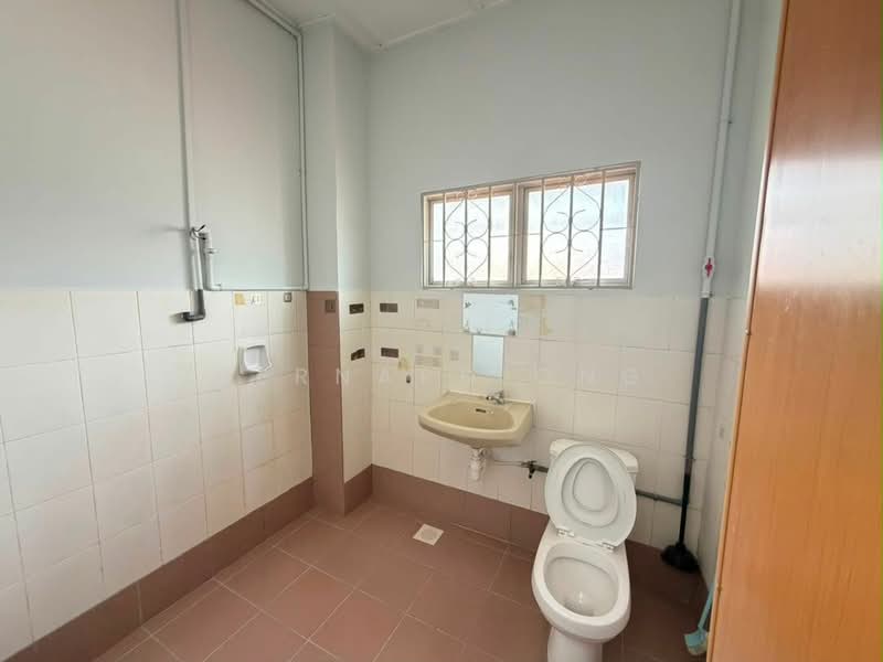Rumah Teres 2-Tingkat untuk Dijual di Taman Sri Hijau (Rawang) - Bernard Ong - Bathroom - PropertyGuru.com.my