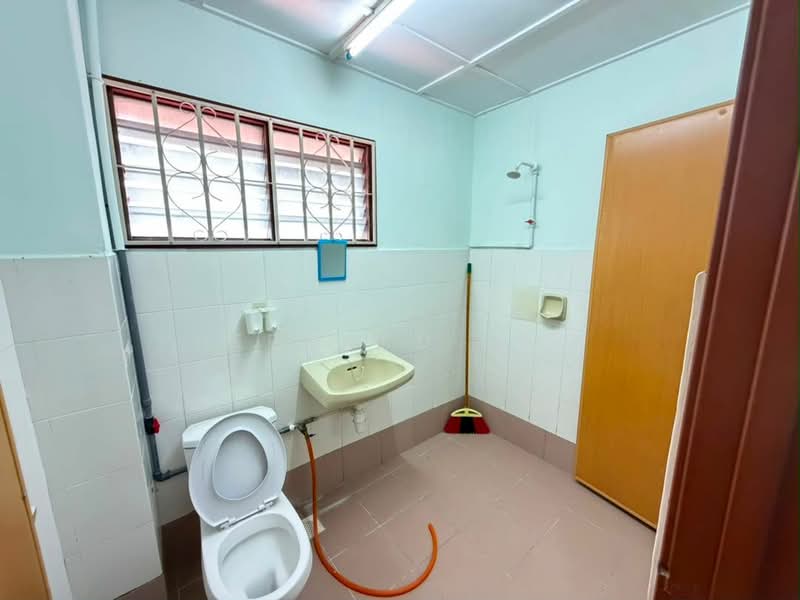 Rumah Teres 2-Tingkat untuk Dijual di Taman Sri Hijau (Rawang) - Bernard Ong - Bathroom - PropertyGuru.com.my