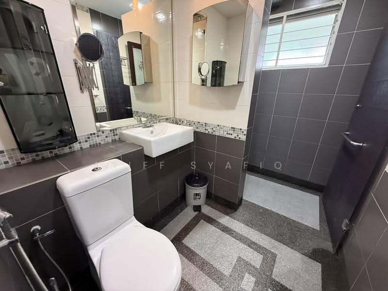 2-storey Terraced House for Sale in Bukit Raja (Selangor) - Ariff Syafiq - Bathroom - PropertyGuru.com.my