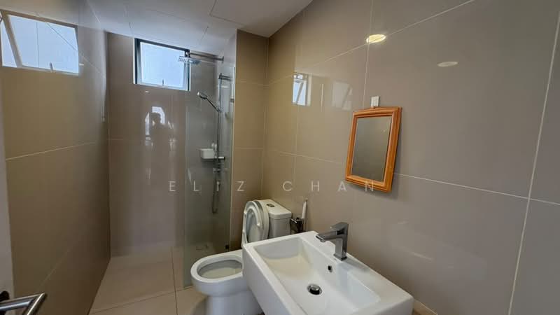 Kediaman Servis untuk Dijual di United Point (Residensi Berpadu) - Eliz Chan - Bathroom - PropertyGuru.com.my