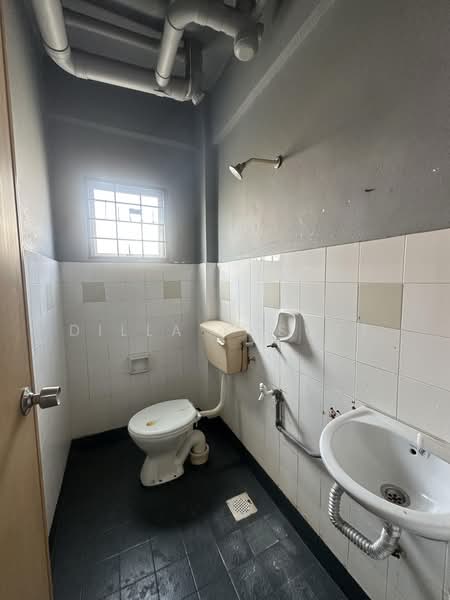 Apartment for Sale at Pangsapuri Seri Mawar - DILLA YUSOFF - Bathroom - PropertyGuru.com.my