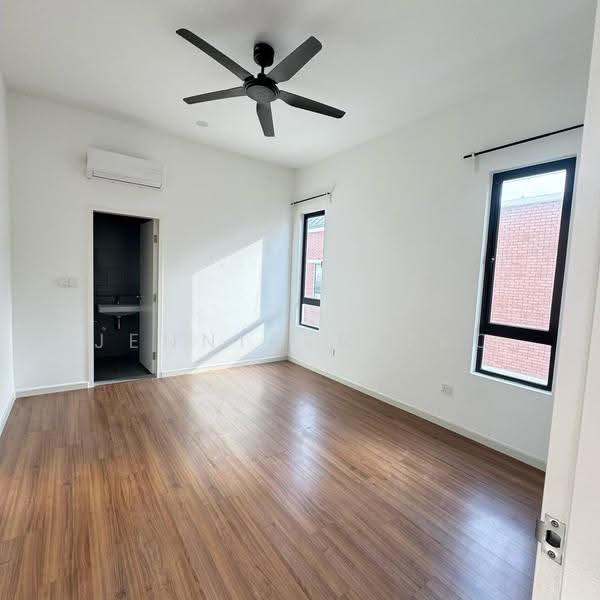 Rumah Berkembar untuk Dijual di Bandar Gamuda Gardens (Rawang) - Jennifer Teo - Bedroom - PropertyGuru.com.my