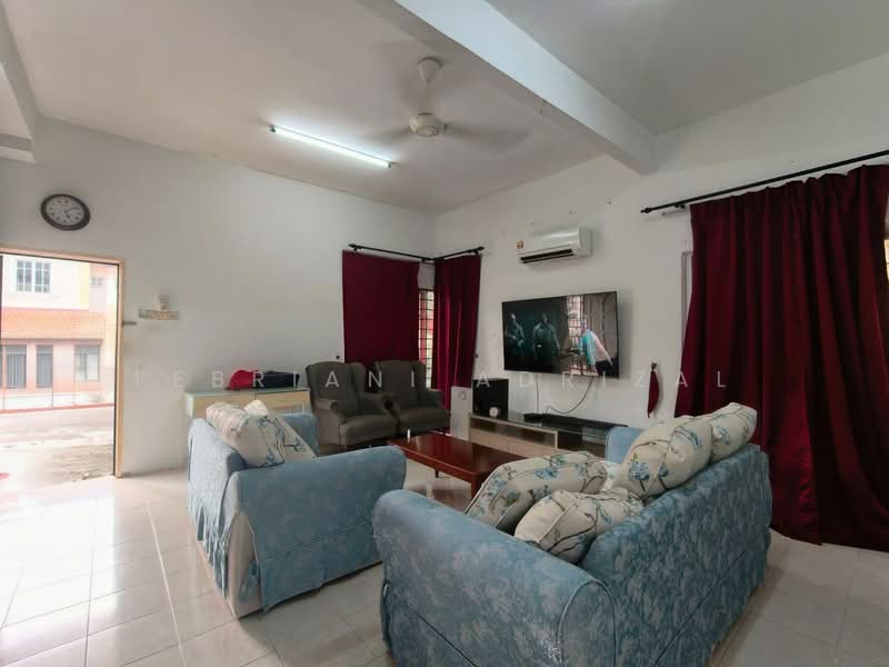Rumah Kluster untuk Dijual di Bandar Bukit Mahkota (Bangi) - Febriani Adrizal - Living Room - PropertyGuru.com.my