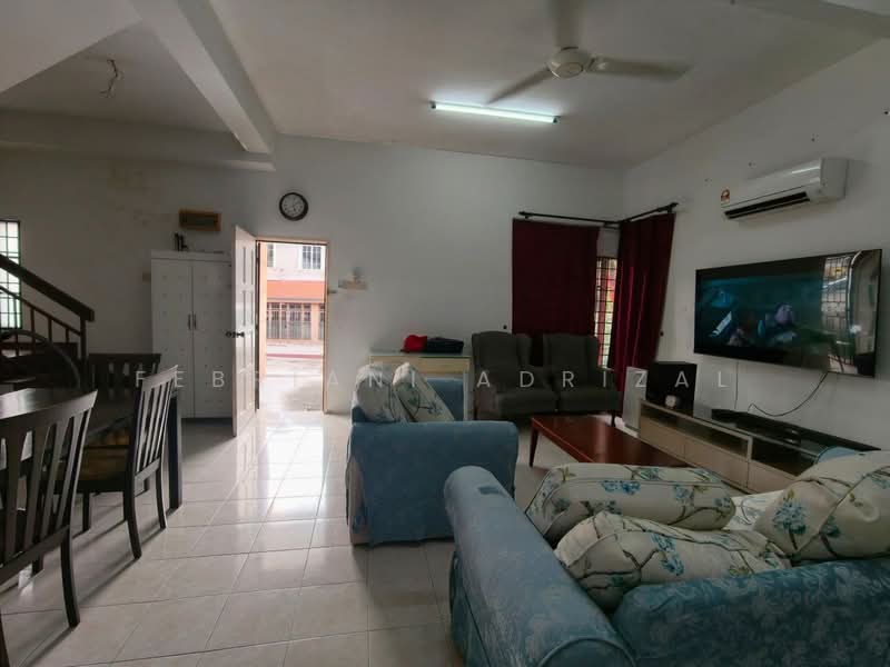 Rumah Kluster untuk Dijual di Bandar Bukit Mahkota (Bangi) - Febriani Adrizal - Living Room - PropertyGuru.com.my