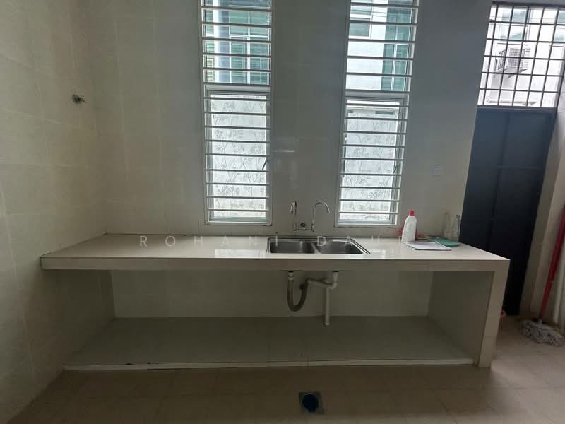 3-storey Terraced House for Sale in Taman Bangi Avenue (Bangi) - Rohani Daud - Kitchen - PropertyGuru.com.my