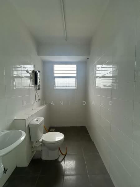 3-storey Terraced House for Sale in Taman Bangi Avenue (Bangi) - Rohani Daud - Bathroom - PropertyGuru.com.my