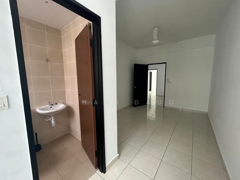 3-storey Terraced House for Sale in Taman Bangi Avenue (Bangi) - Rohani Daud - Bathroom - PropertyGuru.com.my