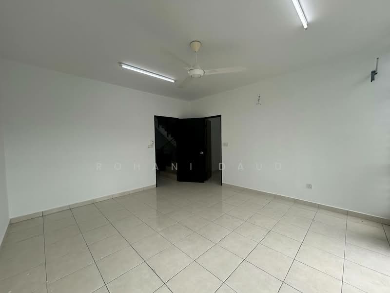 3-storey Terraced House for Sale in Taman Bangi Avenue (Bangi) - Rohani Daud - Living Room - PropertyGuru.com.my