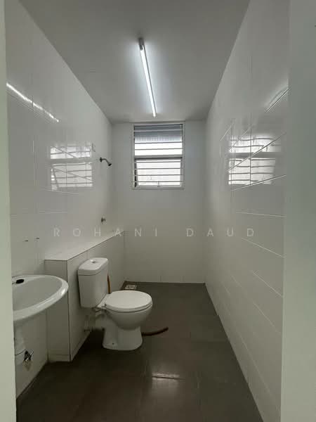 3-storey Terraced House for Sale in Taman Bangi Avenue (Bangi) - Rohani Daud - Bathroom - PropertyGuru.com.my
