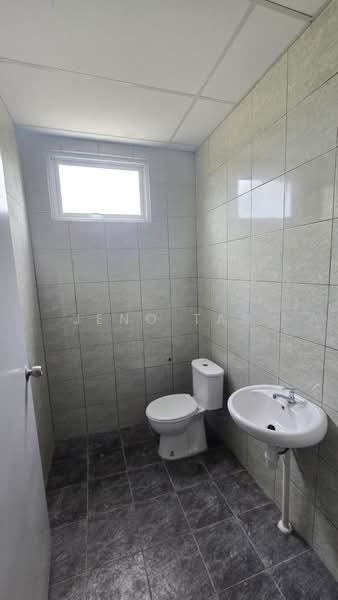 Warehouse for Rent in Kuching (Sarawak) - Jeno Tan - Bathroom - PropertyGuru.com.my