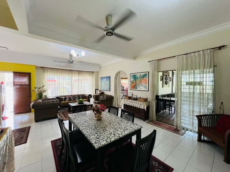 Rumah Teres untuk Dijual di Kota Emerald (Rawang) - Tom Yip - Living Room - PropertyGuru.com.my