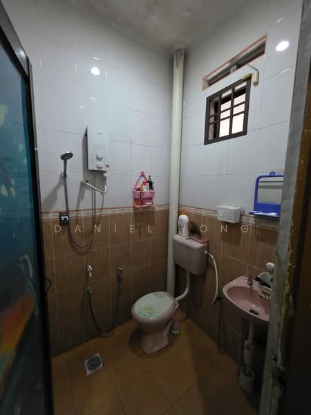Rumah Teres 1-Tingkat untuk Dijual di Taman Rinting (Masai) - Daniel Yong - Bathroom - PropertyGuru.com.my