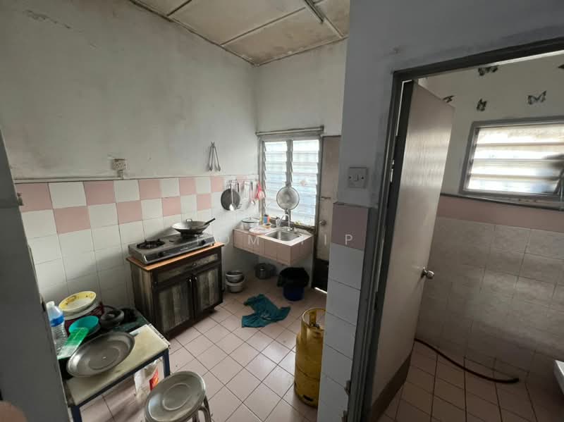 1-storey Terraced House for Sale in Taman Pelangi (Rawang) - Tom Yip - Kitchen - PropertyGuru.com.my