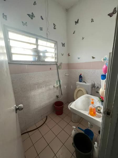 1-storey Terraced House for Sale in Taman Pelangi (Rawang) - Tom Yip - Bathroom - PropertyGuru.com.my