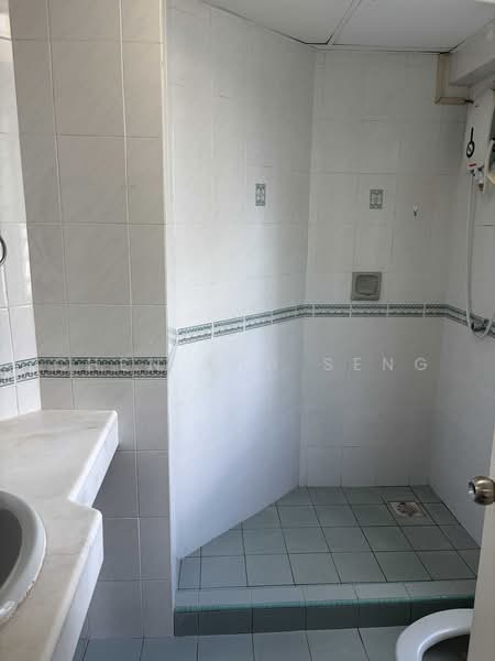 Kondominium untuk Dijual di Pantai Panorama Condominiums - Chen Kah Seng - Bathroom - PropertyGuru.com.my