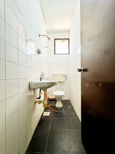 Terraced House for Sale in Bukit Sentosa (Rawang) - Nazrin Hakimin - Bathroom - PropertyGuru.com.my