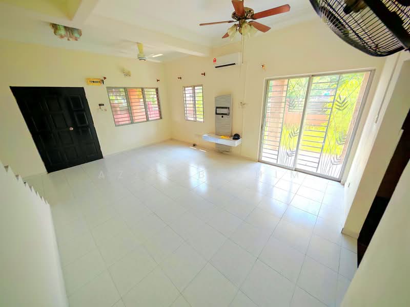 Semi-Detached House for Sale in Taman Sri Tanjung (Semenyih) - Azli Ibrahim - Living Room - PropertyGuru.com.my