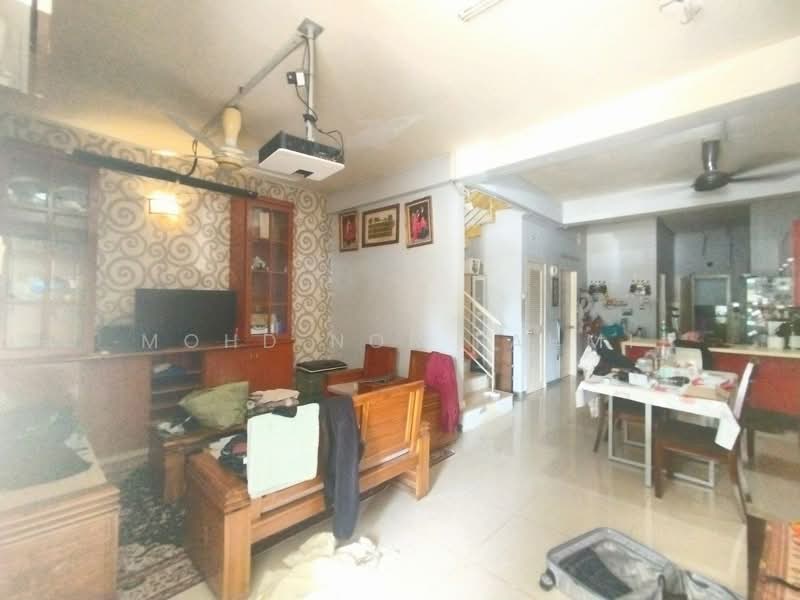 2-storey Terraced House for Sale in Bandar Putra Permai (Seri Kembangan) - Mohd Nor Fahmi - Living Room - PropertyGuru.com.my