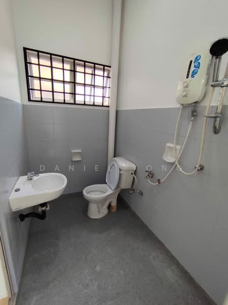 Rumah Teres 2-Tingkat untuk Dijual di Bandar Putra (Kulai) - Daniel Yong - Bathroom - PropertyGuru.com.my