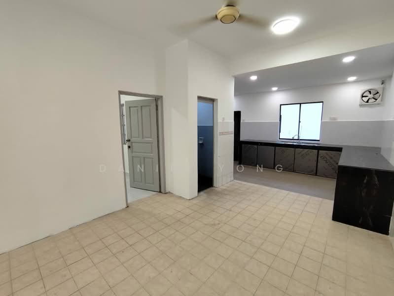 Rumah Teres 2-Tingkat untuk Dijual di Bandar Putra (Kulai) - Daniel Yong - Kitchen - PropertyGuru.com.my