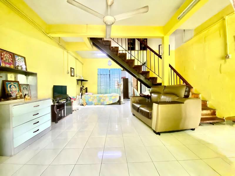 Rumah Teres 2-Tingkat untuk Dijual di Taman Lingkaran Nur (Cheras) - Azli Ibrahim - Living Room - PropertyGuru.com.my